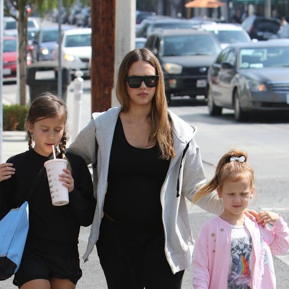 Jessica Alba, enceinte se promène avec ses enfants Haven et Honor à West Hollywood le 30 septembre 2017.