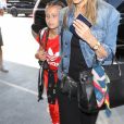 Jessica Alba arrive à l'aéroport LAX de Los Angeles avec sa fille Honor, le 10 juillet 2017