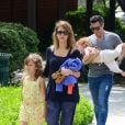 Jessica Alba, son mari Cash Warren et leurs filles Honor et Haven rencontrent Jaime King, son mari Kyle Newman et leur fils James lors d'une après-midi au parc à Beverly Hills, le 29 mars 2014.