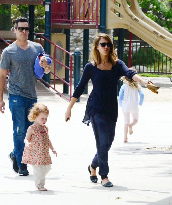 Jessica Alba, son mari Cash Warren et leurs filles Honor et Haven rencontrent Jaime King, son mari Kyle Newman et leur fils James lors d'une après-midi au parc à Beverly Hills, le 29 mars 2014.