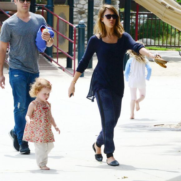 Jessica Alba, son mari Cash Warren et leurs filles Honor et Haven rencontrent Jaime King, son mari Kyle Newman et leur fils James lors d'une après-midi au parc à Beverly Hills, le 29 mars 2014.