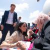 Le prince Harry et Meghan Markle rencontrent Daphne Dunne en sortant de l'Opéra de Sydney. Agée de 98 ans, Daphne Dunne est une fan du prince Harry, qu'elle a rencontré pour la première fois en 2015 lors de sa première visite en Australie. Sydney, le 16 octobre 2018.