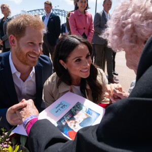 Le prince Harry et Meghan Markle rencontrent Daphne Dunne en sortant de l'Opéra de Sydney. Agée de 98 ans, Daphne Dunne est une fan du prince Harry, qu'elle a rencontré pour la première fois en 2015 lors de sa première visite en Australie. Sydney, le 16 octobre 2018.