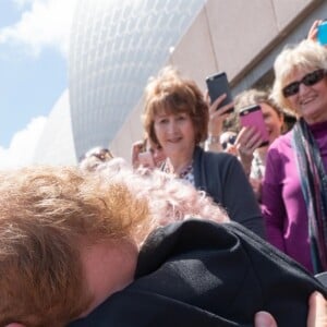 Le prince Harry et Meghan Markle rencontrent Daphne Dunne en sortant de l'Opéra de Sydney. Agée de 98 ans, Daphne Dunne est une fan du prince Harry, qu'elle a rencontré pour la première fois en 2015 lors de sa première visite en Australie. Sydney, le 16 octobre 2018.