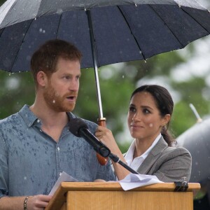 Le prince Harry a prononcé un discours aux côtés de sa femme Meghan Markle au Victoria Park de la ville de Dubbo en Australie, le 17 octobre 2018. Un orage a éclaté et c'est sous un parapluie (tenu par la duchesse) que le prince Harry a fait son discours.