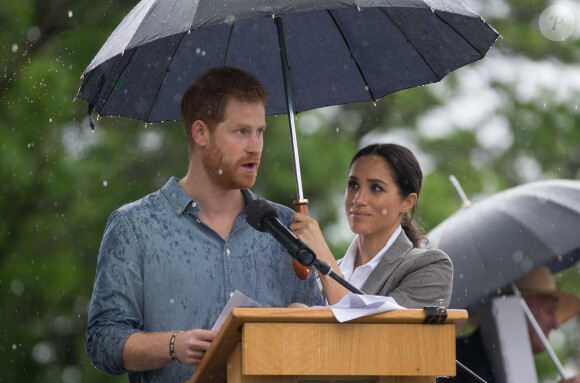 Le prince Harry a prononcé un discours aux côtés de sa femme Meghan Markle au Victoria Park de la ville de Dubbo en Australie, le 17 octobre 2018. Un orage a éclaté et c'est sous un parapluie (tenu par la duchesse) que le prince Harry a fait son discours.