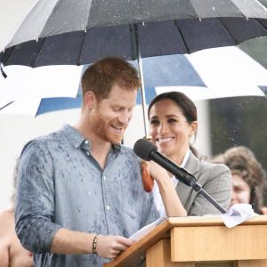 Le prince Harry a prononcé un discours aux côtés de sa femme Meghan Markle au Victoria Park de la ville de Dubbo en Australie, le 17 octobre 2018. Un orage a éclaté et c'est sous un parapluie (tenu par la duchesse) que le prince Harry a fait son discours.