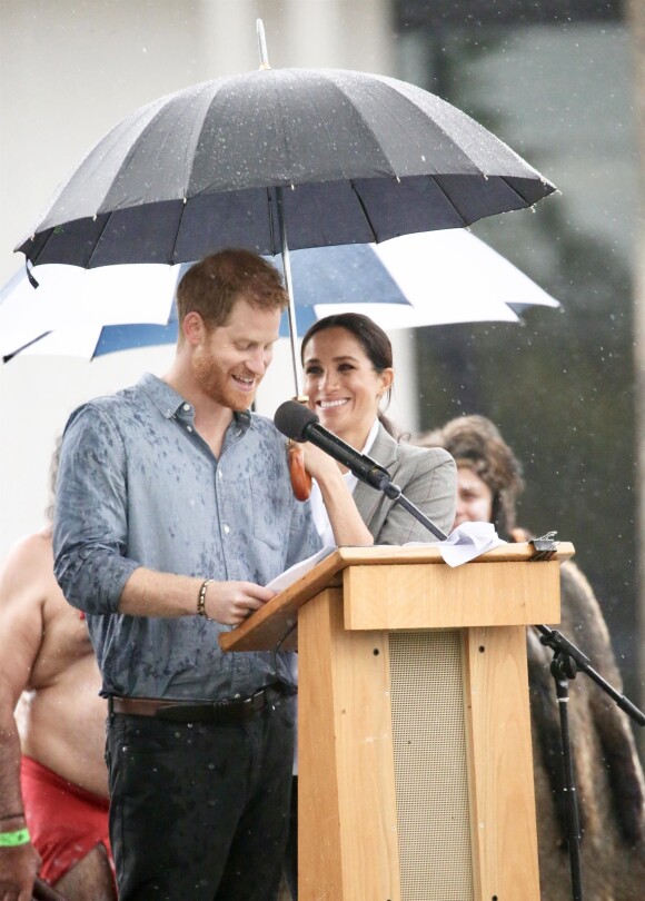 Le prince Harry a prononcé un discours aux côtés de sa femme Meghan Markle au Victoria Park de la ville de Dubbo en Australie, le 17 octobre 2018. Un orage a éclaté et c'est sous un parapluie (tenu par la duchesse) que le prince Harry a fait son discours.