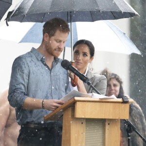 Le prince Harry a prononcé un discours aux côtés de sa femme Meghan Markle au Victoria Park de la ville de Dubbo en Australie, le 17 octobre 2018. Un orage a éclaté et c'est sous un parapluie (tenu par la duchesse) que le prince Harry a fait son discours.