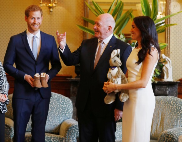 Le prince Harry et Meghan Markle rencontrent Peter Cosgrove, le Gouverneur général d'Australie à la "Admiralty House" lors de leur premier voyage officiel, le 16 octobre 2018. Le Gouverneur et sa femme ont offert une peluche kangourou et une paire de boots au couple pour l'arrivée de leur futur enfant.