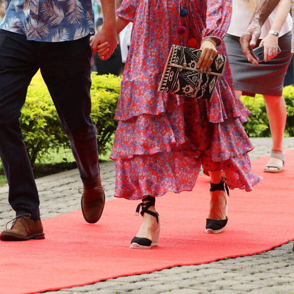 Le prince Harry, duc de Sussex et sa femme Meghan Markle, duchesse de Sussex (enceinte) visitent le campus de l'Université du Pacifique Sud à Suva lors de leur voyage officiel aux îles Fidji, le 24 octobre 2018.