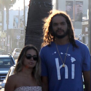 Exclusif - Joakim Noah et sa compagne Isabelle Cutrim profitent d'une soirée en amoureux dans le quartier de Venice Beach à Los Angeles, le 7 août 2017.