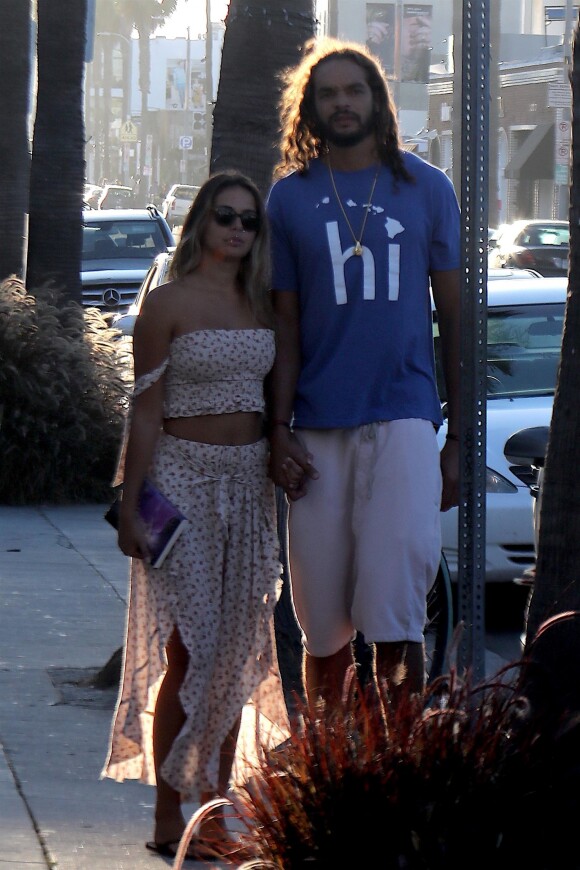 Exclusif - Joakim Noah et sa compagne Isabelle Cutrim profitent d'une soirée en amoureux dans le quartier de Venice Beach à Los Angeles, le 7 août 2017.