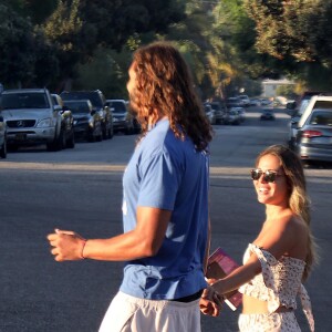 Exclusif - Joakim Noah et sa compagne Isabelle Cutrim profitent d'une soirée en amoureux dans le quartier de Venice Beach à Los Angeles, le 7 août 2017.