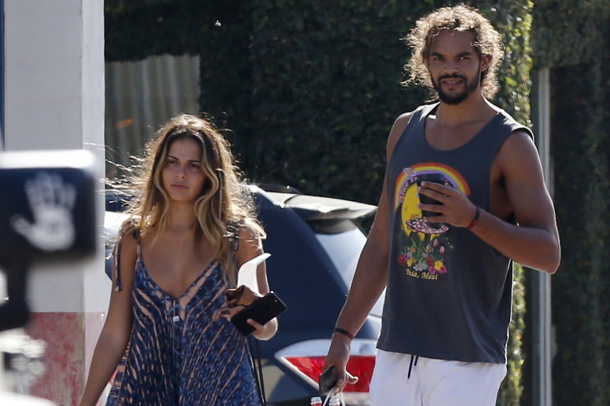 Photo : Exclusif - Joakim Noah et sa compagne Isabelle Cutrim dans le  quartier de Malibu à Los Angeles, le 11 août 2017. - Purepeople