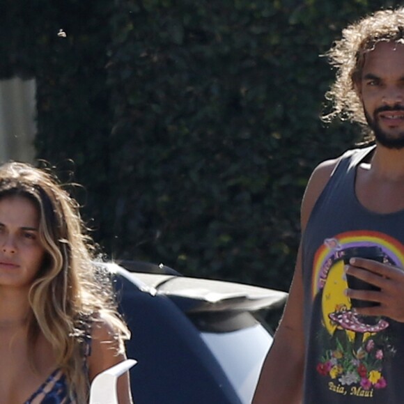 Exclusif - Joakim Noah et sa compagne Isabelle Cutrim dans le quartier de Malibu à Los Angeles, le 11 août 2017.