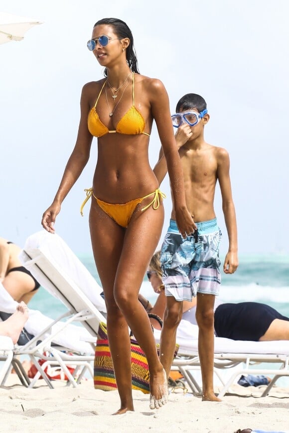Lais Ribeiro et son fils Alexandre sur la plage à Miami le 20 février 2018.
