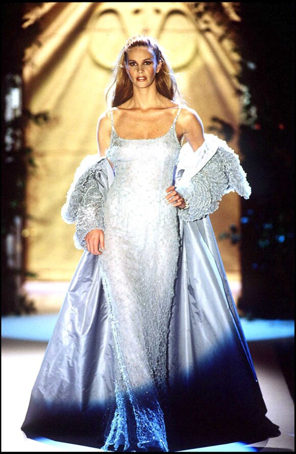 Elle Macpherson défile pour Valentino à Paris. Janvier 1995.