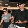 Exclusif - LeAnn Rimes et son mari Eddie Cibrian très souriants à leur arrivée à l'aéroport LAX de Los Angeles, le 16 octobre 2018.