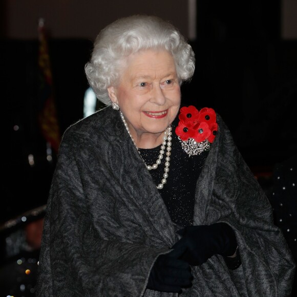 La reine Elisabeth II d'Angleterre - La famille royale d'Angleterre au Royal Albert Hall pour le concert commémoratif "Royal British Legion Festival of Remembrance" à Londres. Le 10 novembre 2018