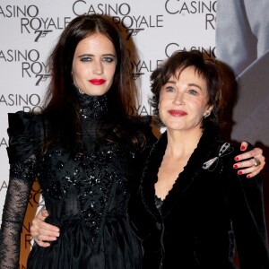 Eva Green et sa mère Marlène Jobert à la première de "Casino Royale" au Grand Rex à Paris, le 17 novembre 2006.