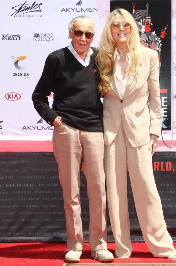 Stan Lee et sa fille Joan lors de la pose des empreintes de Stan Lee dans le ciment au TCL Chinese Theater à Los Angeles, le 18 juillet 2017.