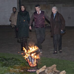 La princesse Mary se joignait au prince héritier Frederik et à la reine Margrethe II de Danemark le 13 novembre 2018 sur le domaine du palais de Fredensborg lors de la cérémonie officielle de présentation du gibier tué après la chasse royale organisée dans la forêt de Gribskov.