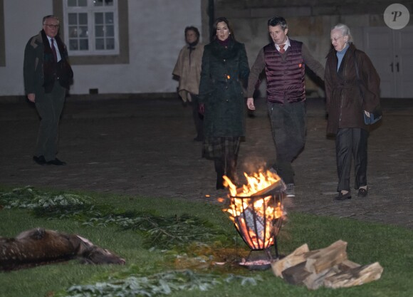 La princesse Mary se joignait au prince héritier Frederik et à la reine Margrethe II de Danemark le 13 novembre 2018 sur le domaine du palais de Fredensborg lors de la cérémonie officielle de présentation du gibier tué après la chasse royale organisée dans la forêt de Gribskov.