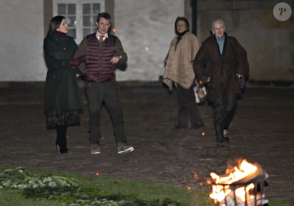 La princesse Mary se joignait au prince héritier Frederik et à la reine Margrethe II de Danemark le 13 novembre 2018 sur le domaine du palais de Fredensborg lors de la cérémonie officielle de présentation du gibier tué après la chasse royale organisée dans la forêt de Gribskov.