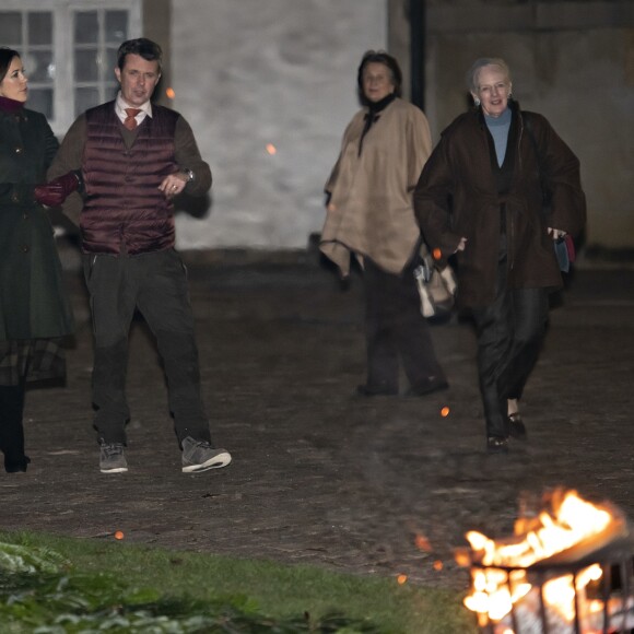 La princesse Mary se joignait au prince héritier Frederik et à la reine Margrethe II de Danemark le 13 novembre 2018 sur le domaine du palais de Fredensborg lors de la cérémonie officielle de présentation du gibier tué après la chasse royale organisée dans la forêt de Gribskov.