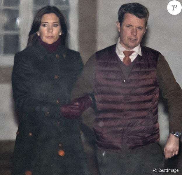 La princesse Mary se joignait au prince héritier Frederik et à la reine Margrethe II de Danemark le 13 novembre 2018 sur le domaine du palais de Fredensborg lors de la cérémonie officielle de présentation du gibier tué après la chasse royale organisée dans la forêt de Gribskov.