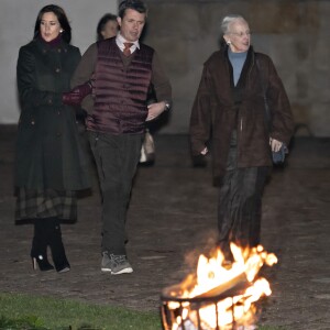 La princesse Mary se joignait au prince héritier Frederik et à la reine Margrethe II de Danemark le 13 novembre 2018 sur le domaine du palais de Fredensborg lors de la cérémonie officielle de présentation du gibier tué après la chasse royale organisée dans la forêt de Gribskov.