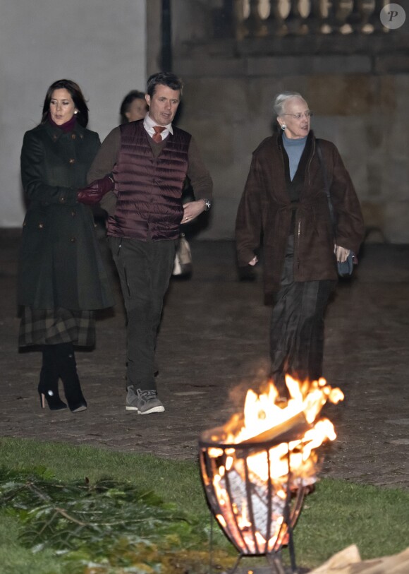 La princesse Mary se joignait au prince héritier Frederik et à la reine Margrethe II de Danemark le 13 novembre 2018 sur le domaine du palais de Fredensborg lors de la cérémonie officielle de présentation du gibier tué après la chasse royale organisée dans la forêt de Gribskov.