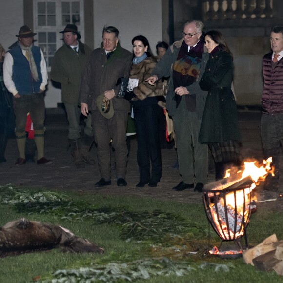 La princesse Mary se joignait au prince héritier Frederik et à la reine Margrethe II de Danemark le 13 novembre 2018 sur le domaine du palais de Fredensborg lors de la cérémonie officielle de présentation du gibier tué après la chasse royale organisée dans la forêt de Gribskov.