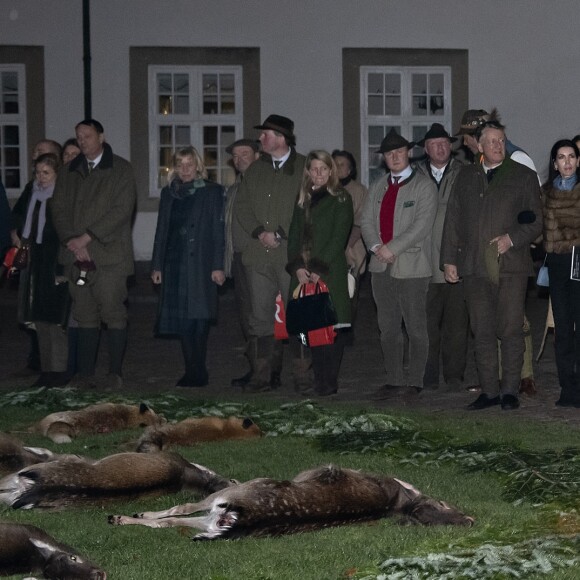 La princesse Mary se joignait au prince héritier Frederik et à la reine Margrethe II de Danemark le 13 novembre 2018 sur le domaine du palais de Fredensborg lors de la cérémonie officielle de présentation du gibier tué après la chasse royale organisée dans la forêt de Gribskov.