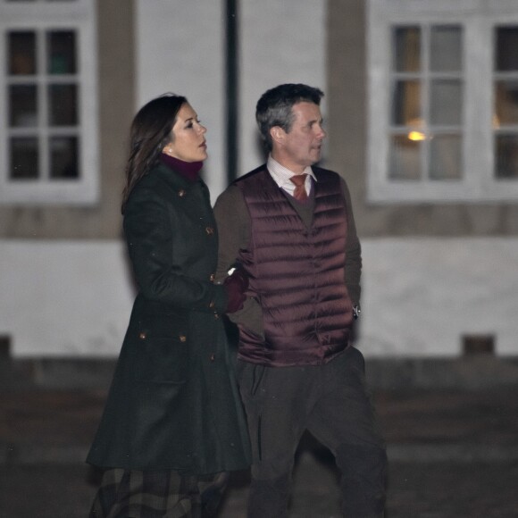 La princesse Mary se joignait au prince héritier Frederik et à la reine Margrethe II de Danemark le 13 novembre 2018 sur le domaine du palais de Fredensborg lors de la cérémonie officielle de présentation du gibier tué après la chasse royale organisée dans la forêt de Gribskov.