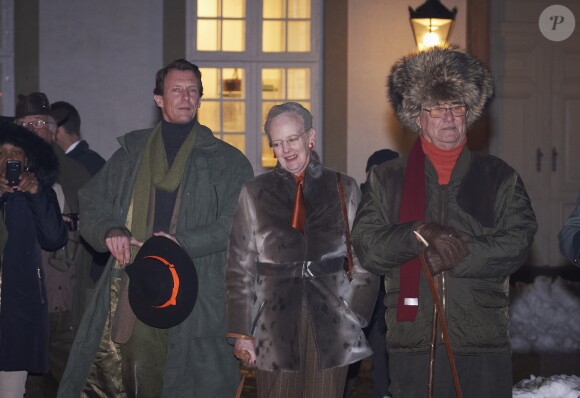Le prince Henrik de Danemark, avec sa femme la reine Margrethe II et leur fils cadet le prince Joachim, lors du retour de chasse à Fredensborg le 24 novembre 2015.
