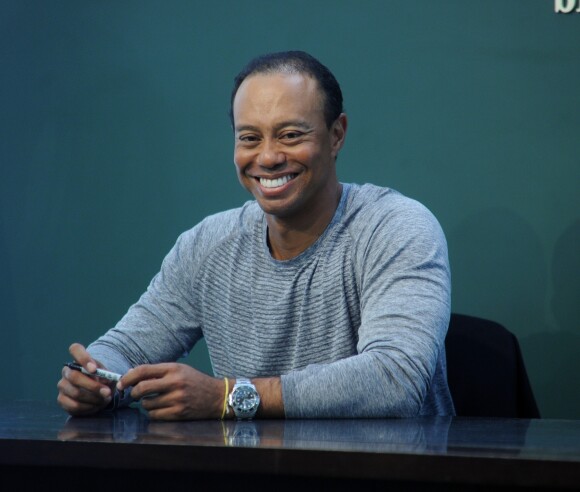 Tiger Woods lors d'une séance de dédicaces pour son livre ''The 1997 Masters: My Story'' à New York, le 20 mars 2017.