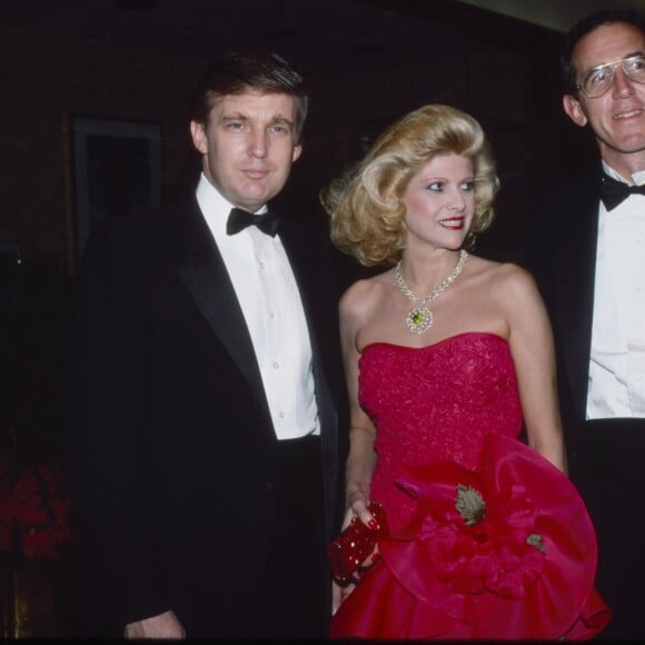 Donald Trump et sa femme Ivana Trump lors de la Trump Book Party ''The Art of the Deal'' à la Trump Tower à New York City, le 12 décembre 1987 © Sonia Moskowitz/Globe Photos via ZUMA Wire/Bestimage