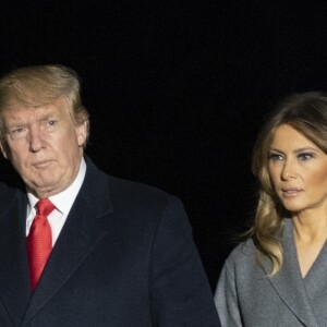Le président Donald Trump et sa femme la première dame Melania Trump de retour de France arrivent à Washington après avoir célébré le centenaire de l'Armistice. Washington, le 11 novembre 2018.
