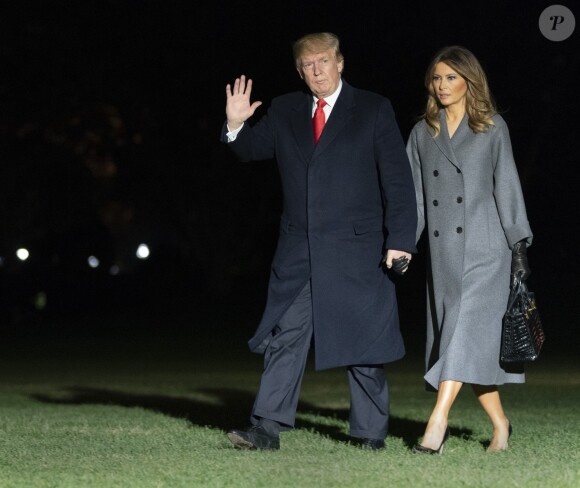 Le président Donald Trump et sa femme la première dame Melania Trump de retour de France arrivent à Washington après avoir célébré le centenaire de l'Armistice. Washington, le 11 novembre 2018.