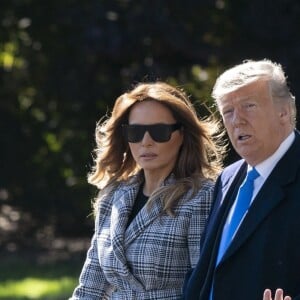 Donald Trump et la première dame, Melania Trump, quittent la Maison-Blanche à Washington à destination de Pittsburgh, en Pennsylvanie, pour rencontrer des membres de la communauté juive locale après une récente fusillade dans une synagogue le 30 octobre 2018.