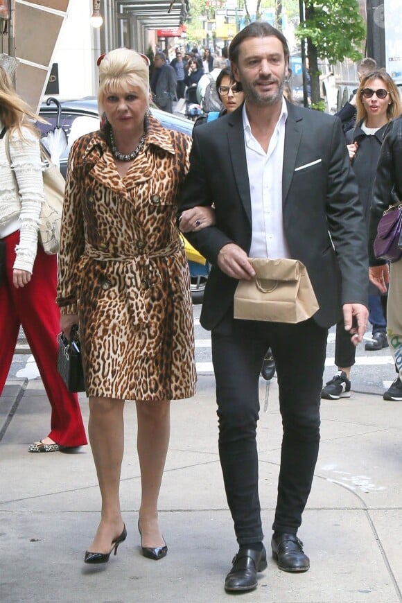 Exclusif - Ivana Trump et son mari Rossano Rubicondi se baladent en amoureux dans les rues de New York, le 14 mai 2018.