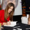 Semi-exclusif - Iris Mittenaere (Miss France 2016 et Miss Univers 2016) dédicace son livre "Toujours y croire" à la Fnac Beaugrenelle à Paris, le 16 novembre 2018 . © CVS/Bestimage