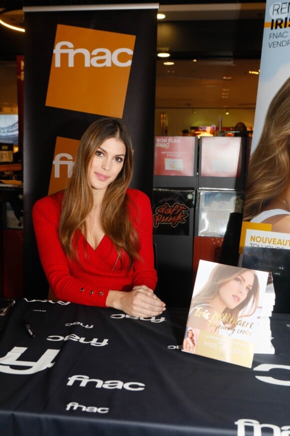 Semi-exclusif - Iris Mittenaere (Miss France 2016 et Miss Univers 2016) dédicace son livre "Toujours y croire" à la Fnac Beaugrenelle à Paris, le 16 novembre 2018 . © CVS/Bestimage
