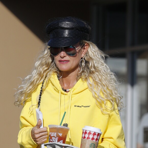 Exclusif - Après un déjeuner dans un restaurant de sushis, Laeticia Hallyday passe chez Starbucks et se rend sur le chemin de l'école pour récupérer sa fille Jade tandis que Sylviane la nounou va chercher de son son côté Joy, Los Angeles le 8 novembre 2018.