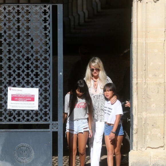 Semi-exclusif - Laeticia Hallyday est venue se recueillir sur le Caveau funéraire de Charles Aznavour avec ses filles Jade et Joy, son ami Pierre Rambaldi et Carl (chauffeur et garde du corps) au cimetière de Montfort-l'Amaury, France, le 13 octobre 2018.