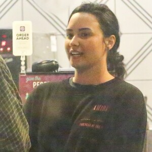 Exclusif - Demi Lovato et son nouveau compagnon Henry Levy sont allés en amoureux à The Coffee Bean & Tea Leaf à West Hollywood, le 5 novembre 2018