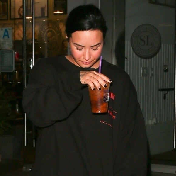 Exclusif - Demi Lovato et son nouveau compagnon Henry Levy sont allés en amoureux à The Coffee Bean & Tea Leaf à West Hollywood, le 5 novembre 2018