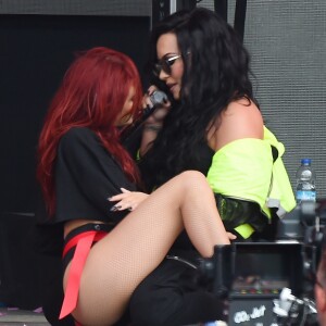 Demi Lovato et sa danseuse Dani Vitale en concert au BBC Biggest Weekend à Swansea, le 26 mai 2018